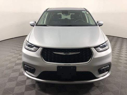 Used 2023 Chrysler Pacifica Touring-L FWD image 3