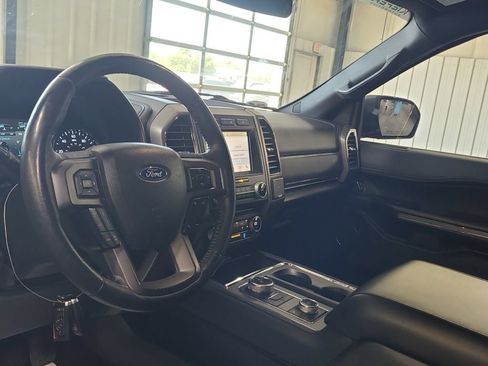 Used 2018 Ford Expedition XLT w/ Equipment Group 202A AWD/4WD image 2