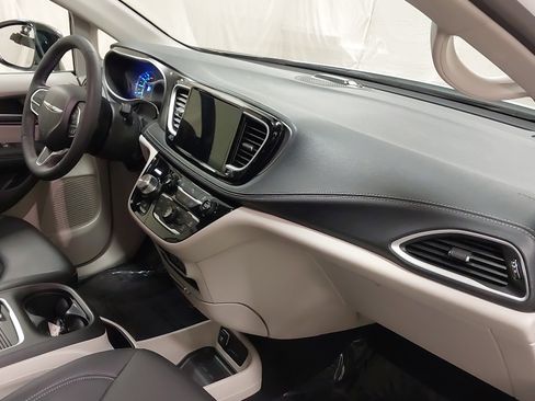 Used 2024 Chrysler Pacifica Select image 29