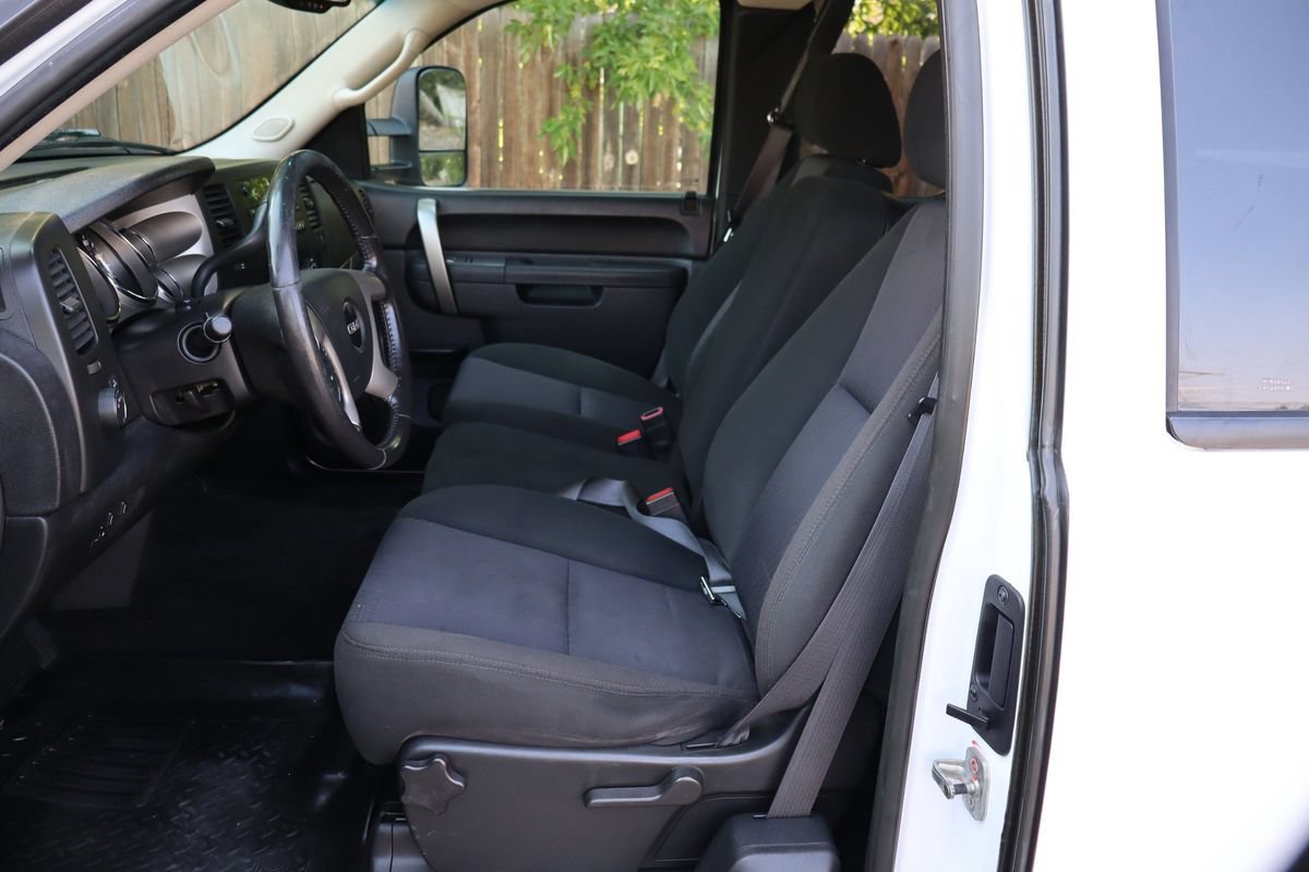 Used 2011 GMC Sierra 2500 SLE w/ Suspension Package, Off-Road AWD/4WD image 19