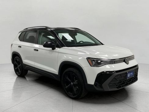 Certified 2025 Volkswagen Taos SE image 1