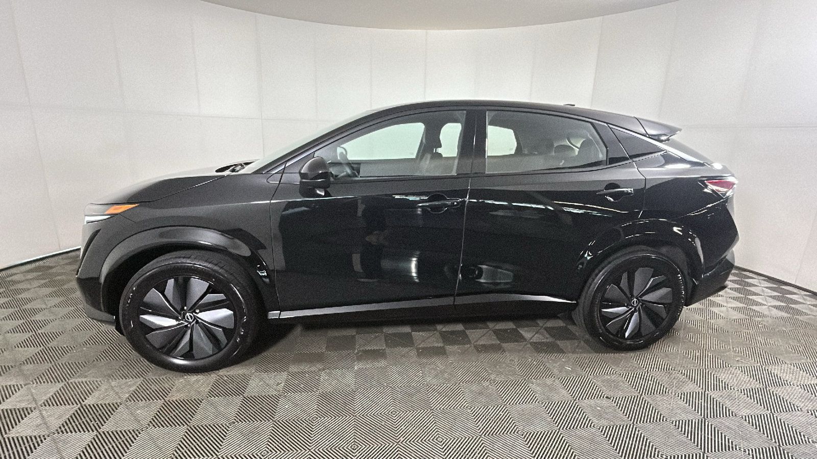 Used 2023 Nissan Ariya AWD image 6