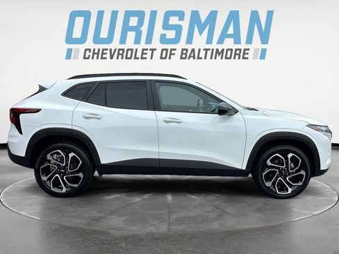 Used 2025 Chevrolet Trax RS w/ Sunroof Package FWD image 7