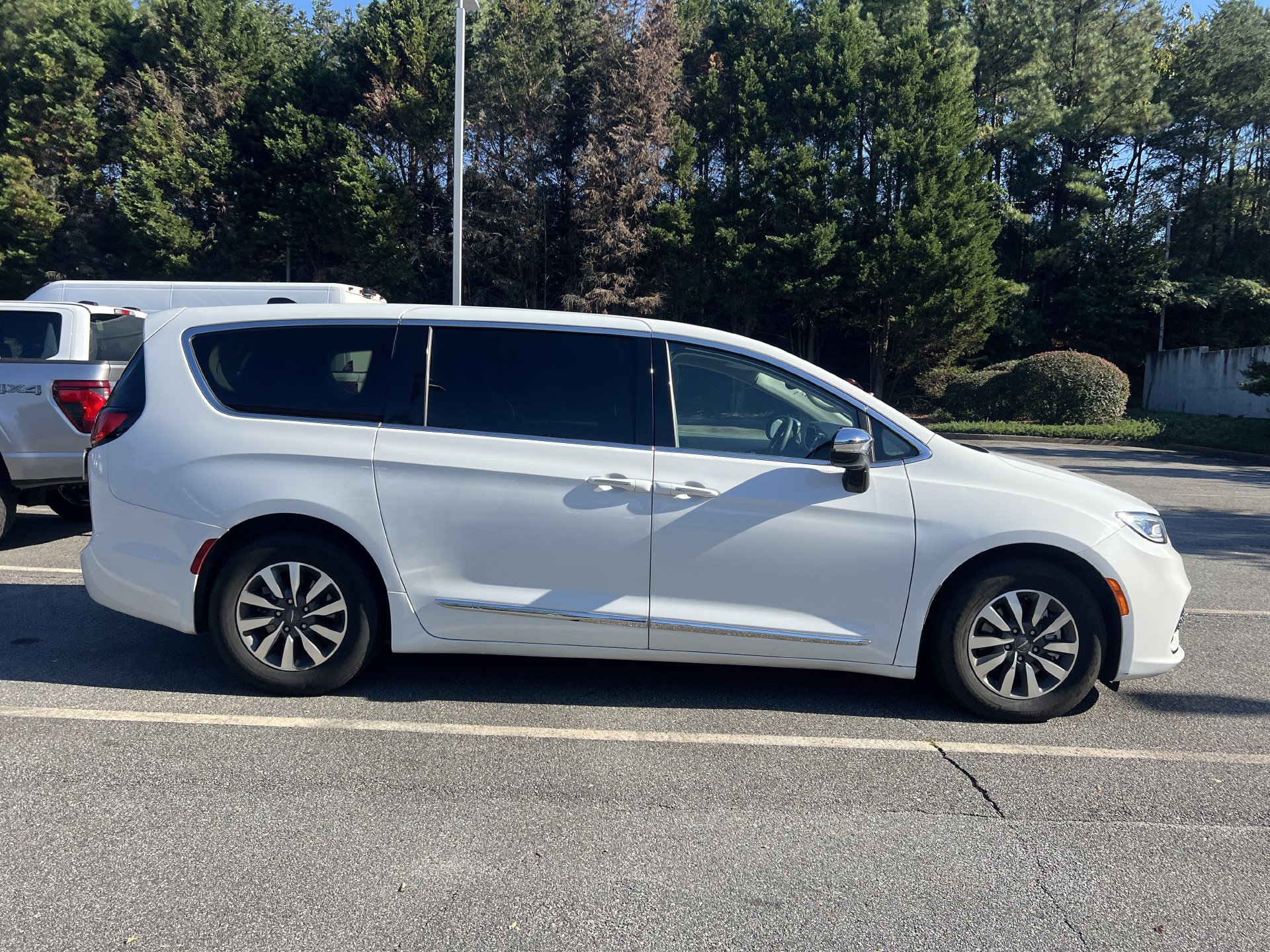 Used 2023 Chrysler Pacifica Limited FWD image 6