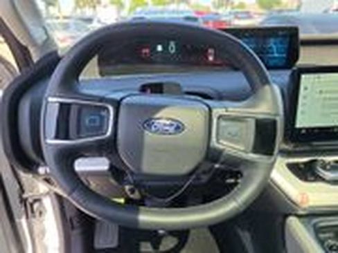 Used 2025 Ford Expedition Active AWD/4WD image 9