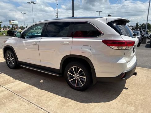 Used 2019 Toyota Highlander XLE AWD/4WD image 3