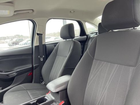 Used 2018 Ford Focus SE image 2