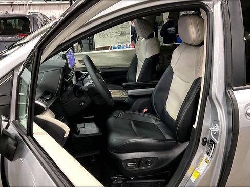 New 2025 Toyota Sienna Limited image 9