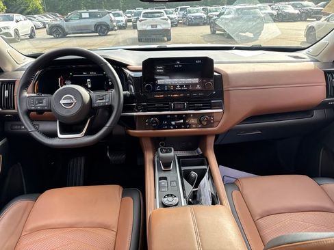 Used 2025 Nissan Pathfinder Platinum AWD/4WD image 13