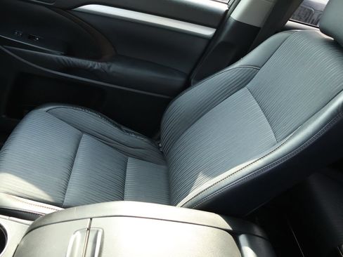 Used 2015 Toyota Highlander Plus AWD/4WD image 27