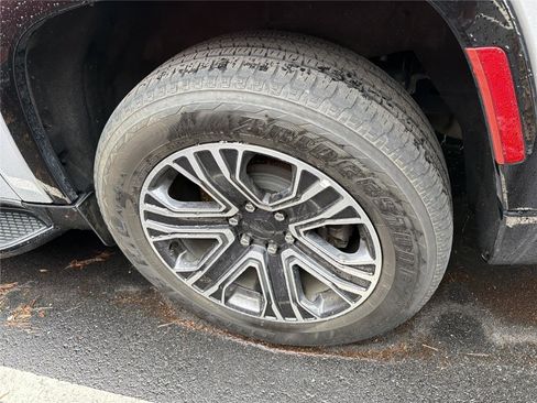 Used 2024 Jeep Wagoneer L Series II w/ Flexible Seating Group image 13