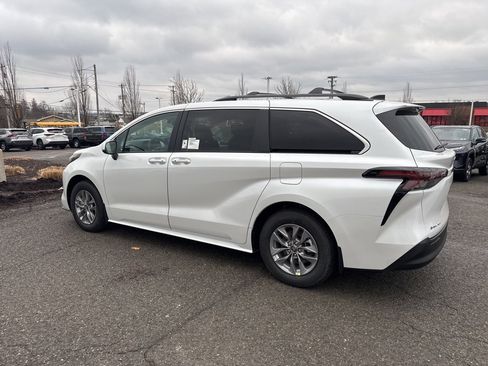New 2026 Toyota Sienna XLE image 27