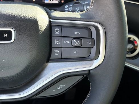 Certified 2025 Jeep Wagoneer L Base image 23