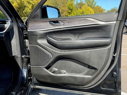 Used 2023 Jeep Grand Cherokee Limited w/ Black Appearance Package image 24