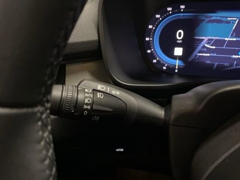 Used 2025 Volvo XC40 B5 Plus image 41