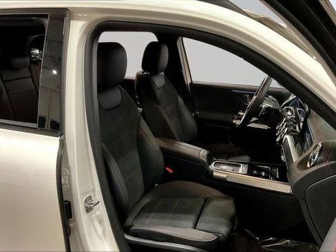 Used 2025 Mercedes-Benz EQB 300 4MATIC image 9