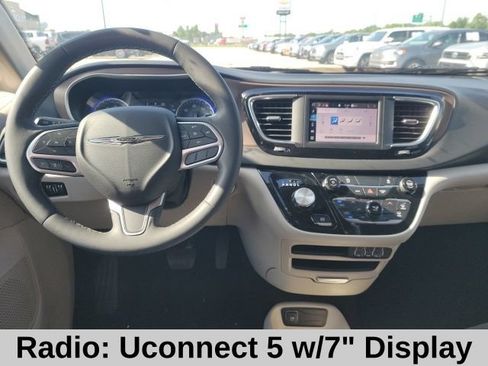 Used 2023 Chrysler Voyager LX FWD image 4