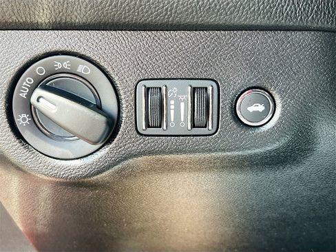 Used 2022 Dodge Challenger SXT image 10