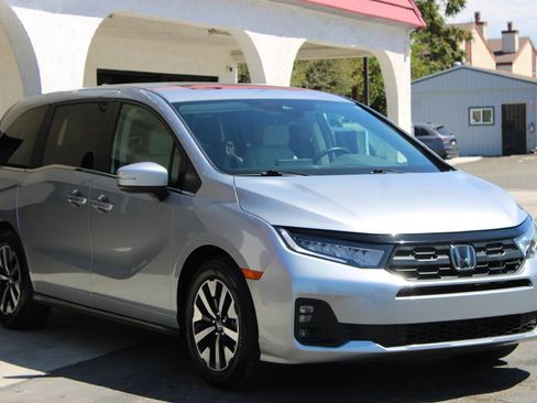 Used 2025 Honda Odyssey EX-L image 3