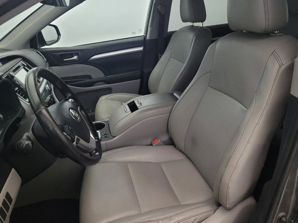 Used 2019 Toyota Highlander XLE w/ Protection Package #3 AWD/4WD image 17