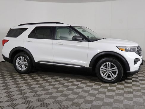 Used 2022 Ford Explorer XLT image 14