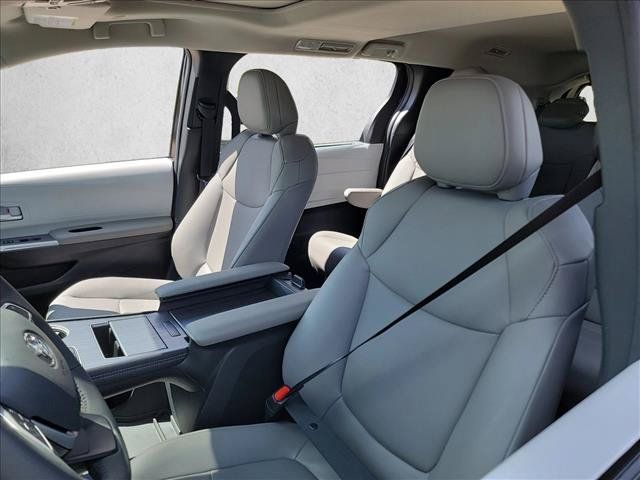 Used 2026 Toyota Sienna XLE FWD image 10