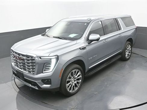 Used 2025 GMC Yukon XL Denali AWD/4WD image 32