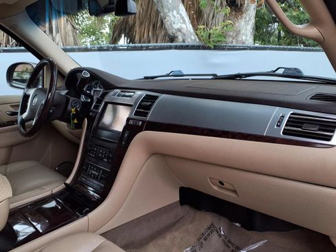 Used 2013 Cadillac Escalade ESV Luxury AWD/4WD image 19