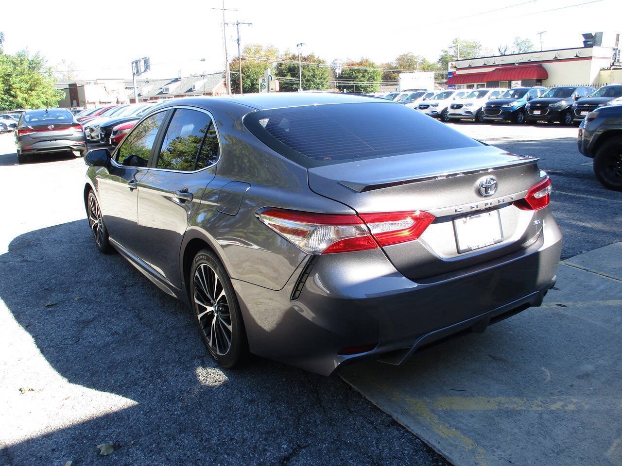 Used 2018 Toyota Camry SE FWD image 2