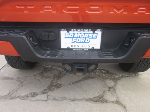 Used 2017 Toyota Tacoma TRD Sport w/ Tow Package (A/T) image 10