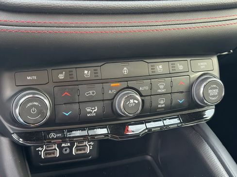 Used 2024 Dodge Durango GT RWD image 14