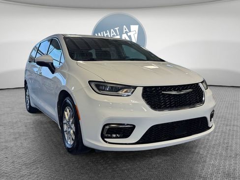 Used 2023 Chrysler Pacifica Touring-L FWD image 1