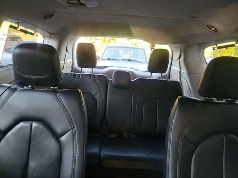 Used 2018 Chrysler Pacifica Touring-L image 9