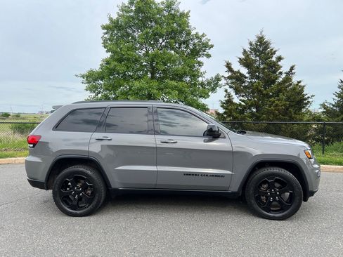 Used 2019 Jeep Grand Cherokee Laredo AWD/4WD image 3