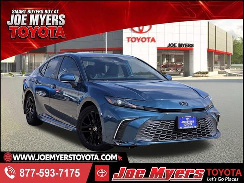 Used 2025 Toyota Camry SE FWD image 1