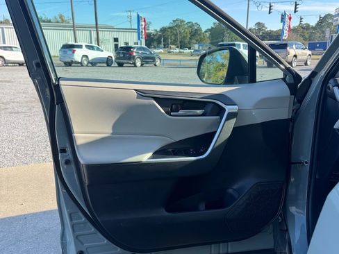 Used 2020 Toyota RAV4 XLE Premium image 7