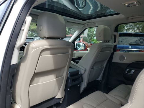 Used 2019 Land Rover Discovery SE image 11