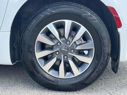 Used 2023 Chrysler Pacifica Touring-L FWD image 11