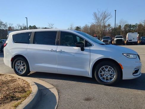 New 2025 Chrysler Pacifica Select image 2