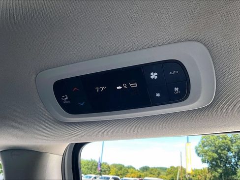 Used 2023 Chrysler Pacifica Touring-L FWD image 11