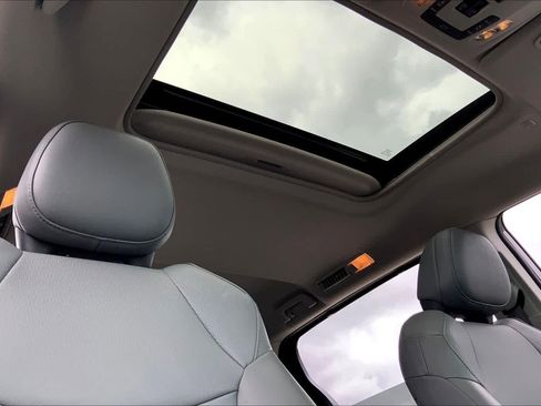 Used 2021 Toyota Sienna XLE image 14