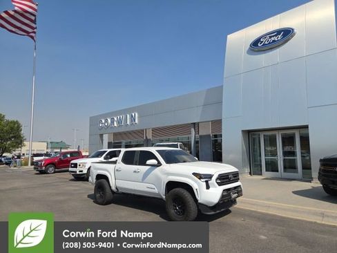 Used 2025 Toyota Tacoma SR5 AWD/4WD image 3