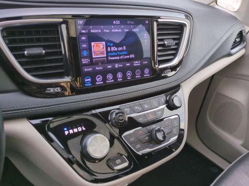 Used 2020 Chrysler Pacifica Limited w/ Tire & Wheel Group image 31