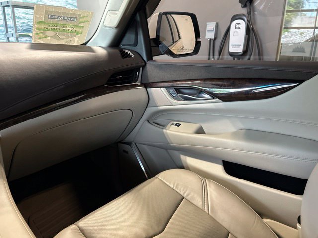 Used 2015 Cadillac Escalade Luxury AWD/4WD image 24