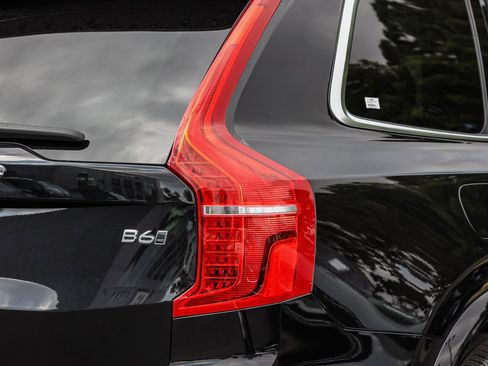 Used 2025 Volvo XC90 B6 Plus image 8