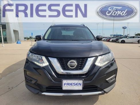 Used 2019 Nissan Rogue SV image 2