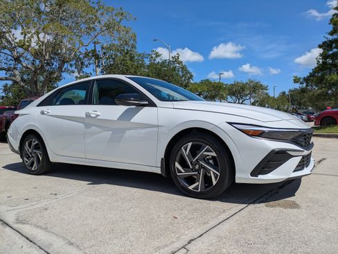 Used 2025 Hyundai Elantra Sport FWD image 2