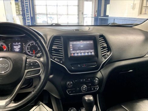 Used 2019 Jeep Cherokee Latitude Plus w/ Comfort/Convenience Group image 18