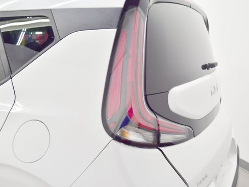 Used 2025 Kia Soul LX w/ LX Technology Package FWD image 31