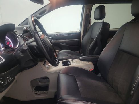 Used 2020 Dodge Grand Caravan SXT image 17